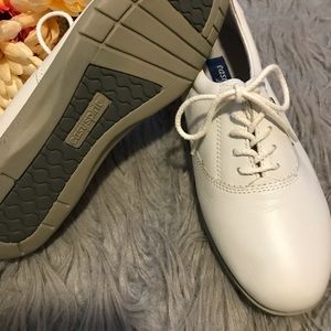 White Easy spirit oxfords size 6.
